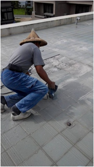 樓頂磁磚爆開修補工程步驟-地面裁切